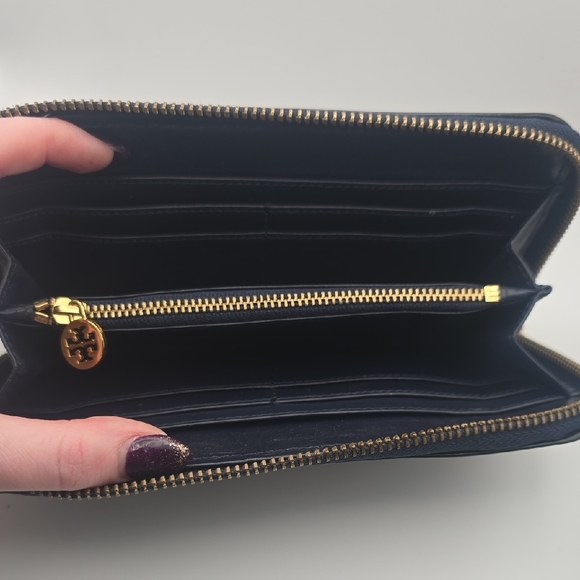 Tory Burch Shinny PVC Black & Blue W/ Gold Hardware Zip Around Wallet (EUC)✨️🖤✨ - Picture 5 of 7